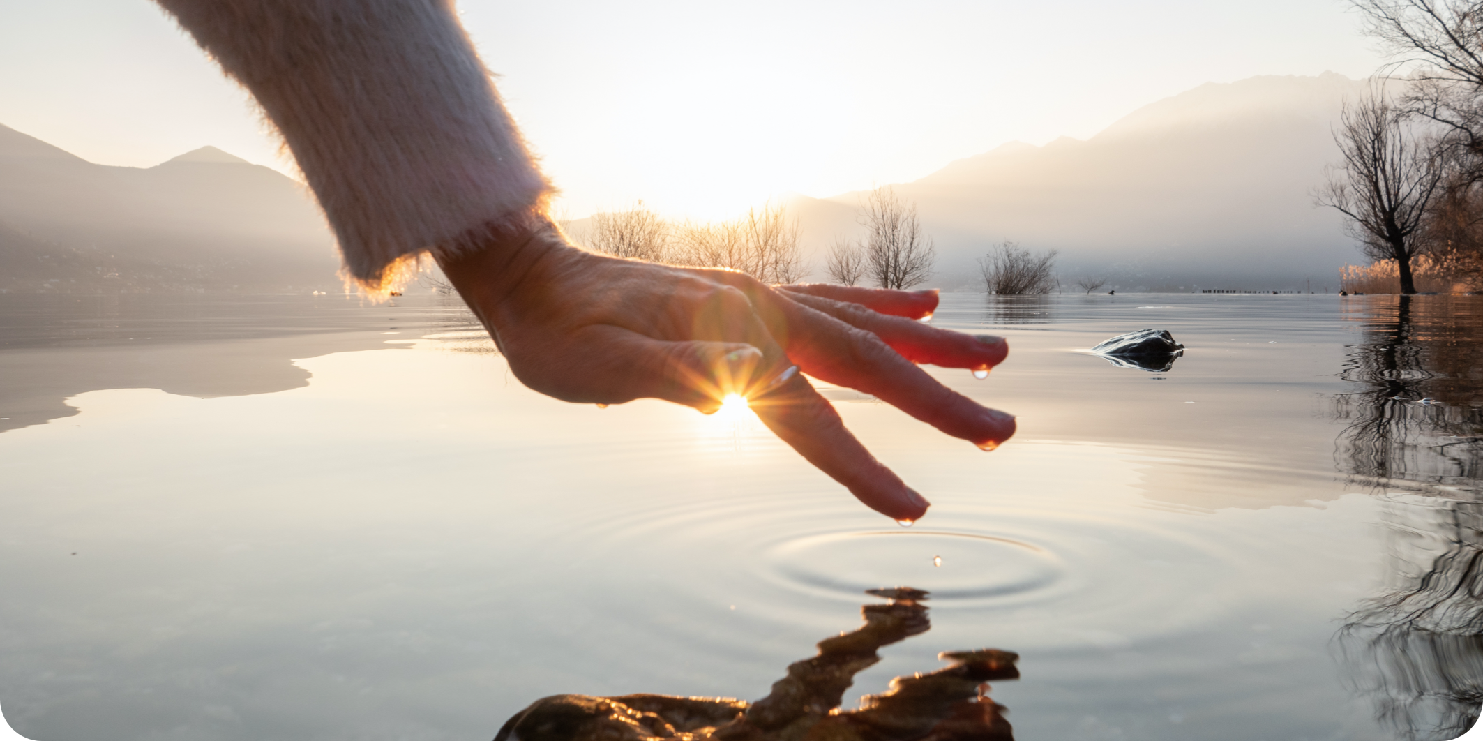 Hand auf Wasser