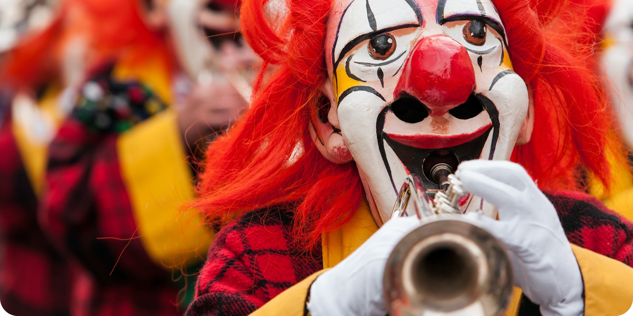 Clown spielt Trompete