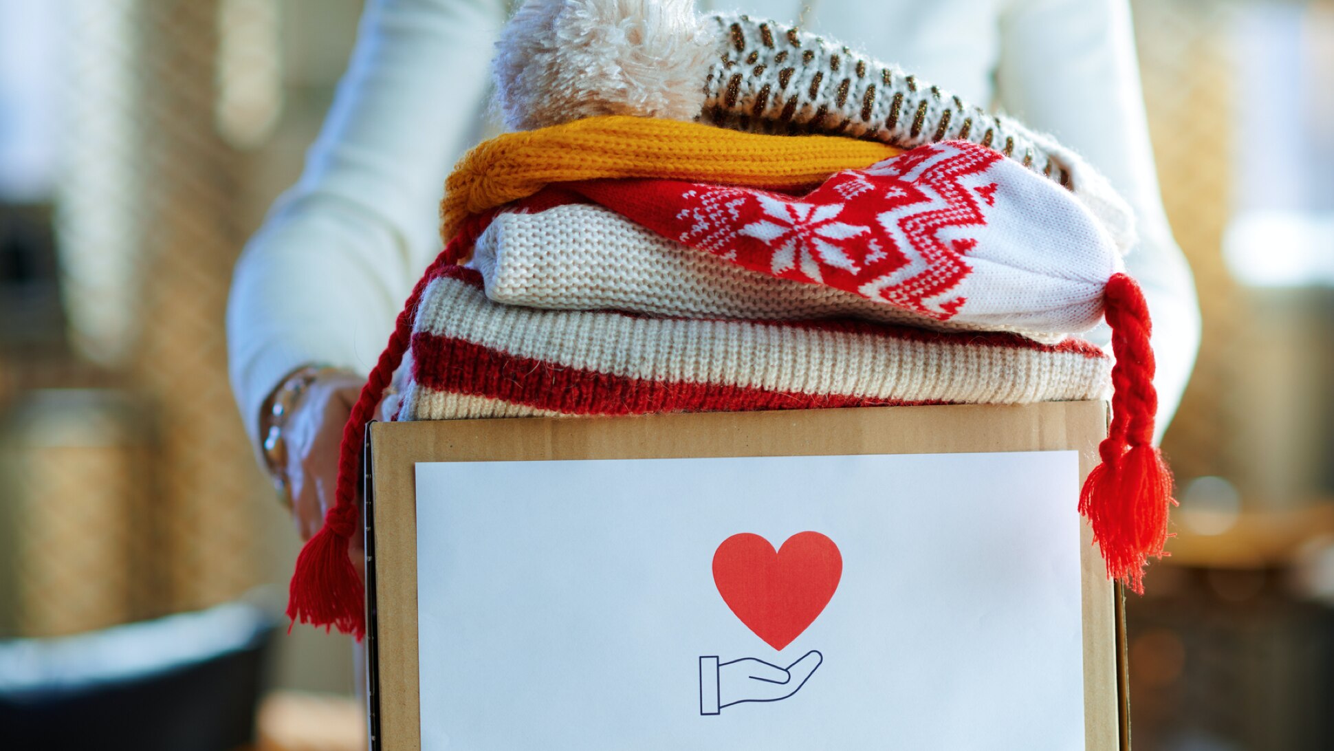 Frau packt warme Sachen zusammen