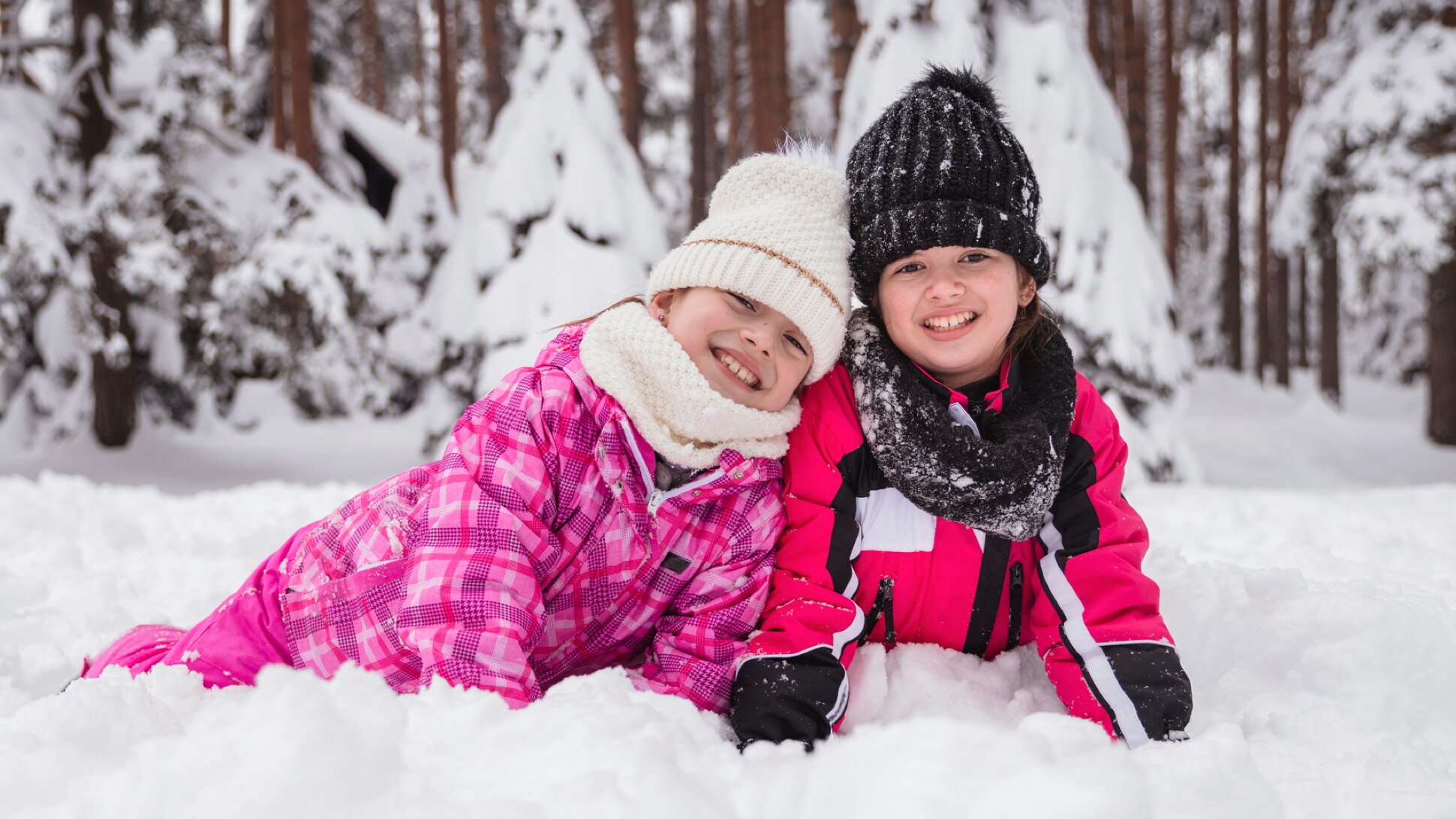 Kinder spielen Snowling