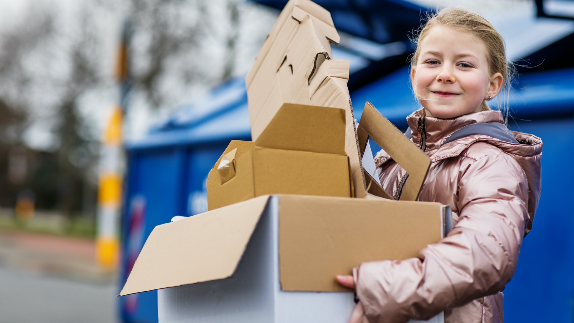 Mädchen packt Kisten