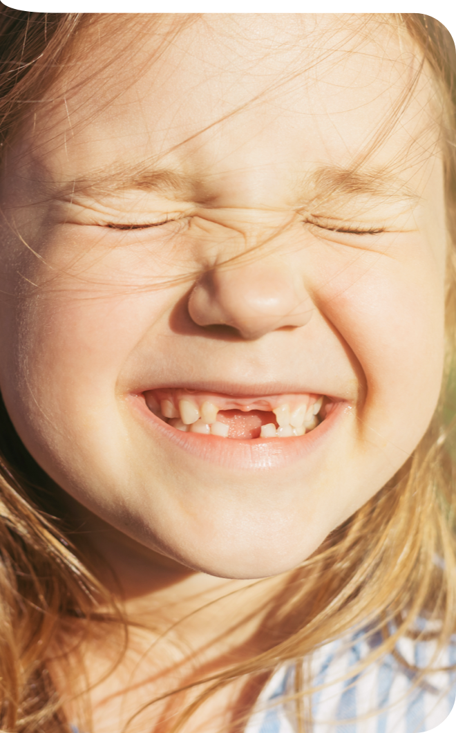 Mädchen lässt sich sonnen