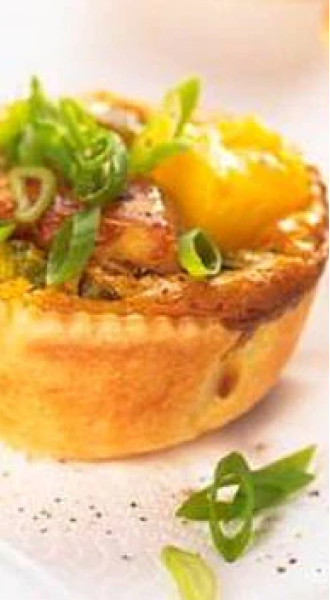 Saftige Curry-Törtchen mit Poulet und Ananas