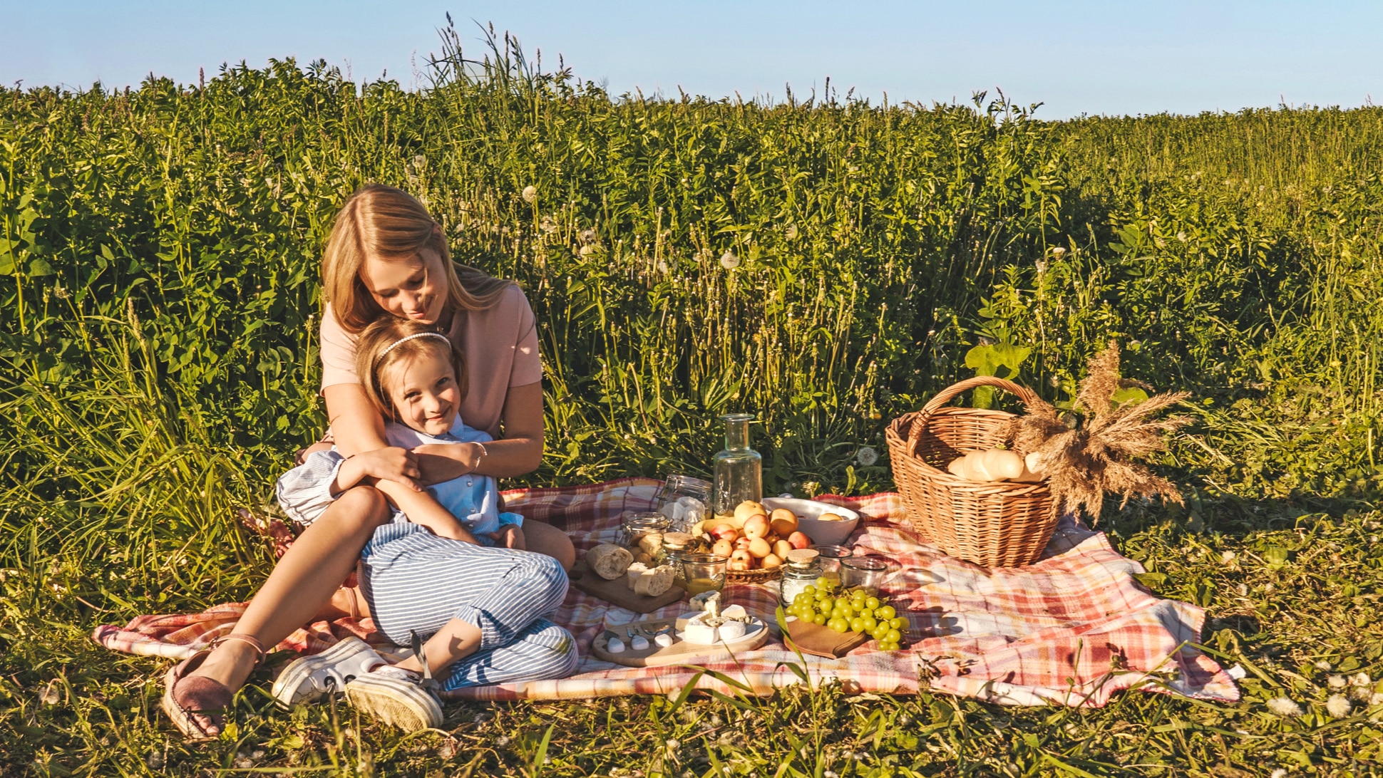 Mama und Kind Picknicken