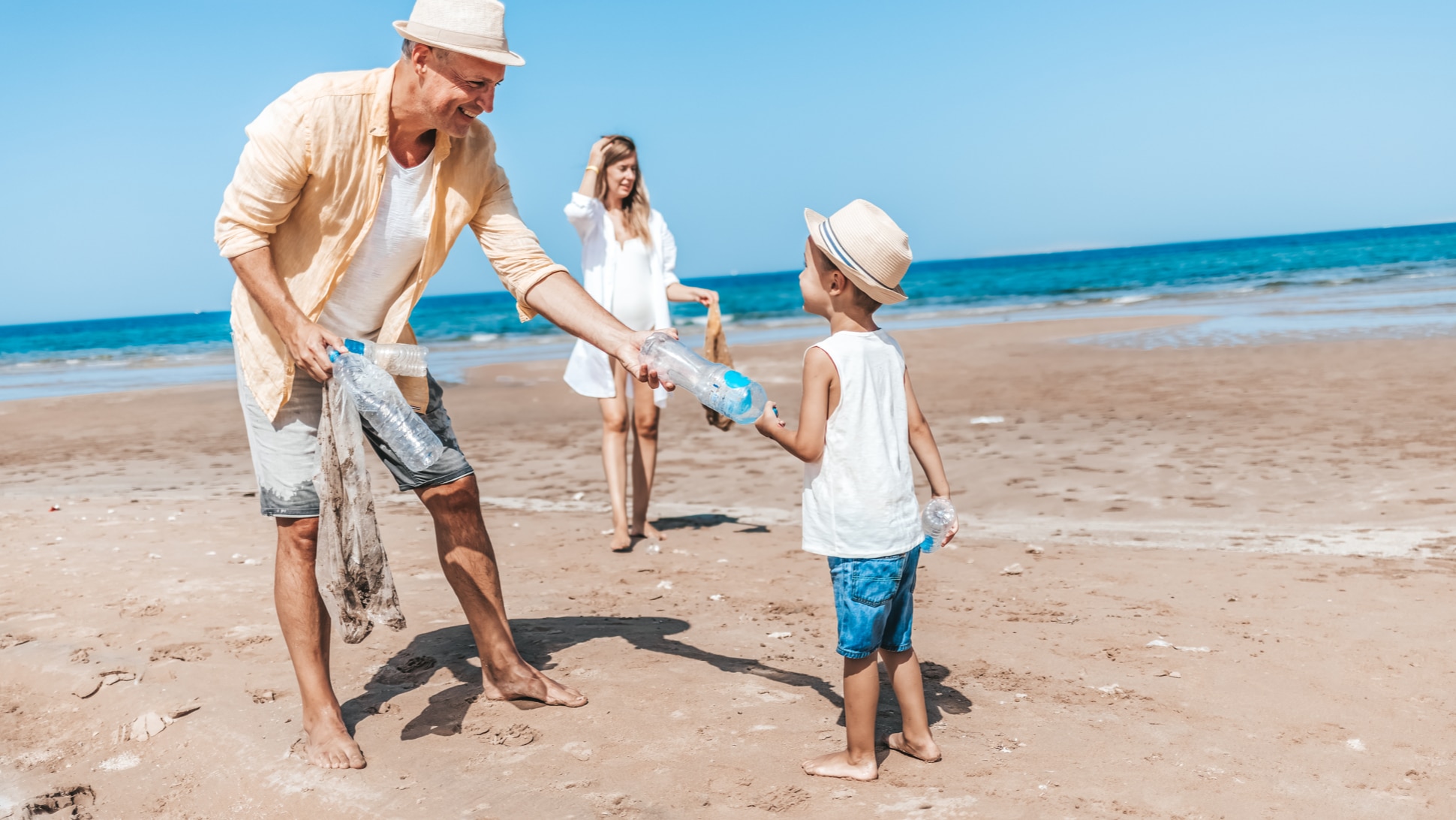 Plastik am Strand sammeln