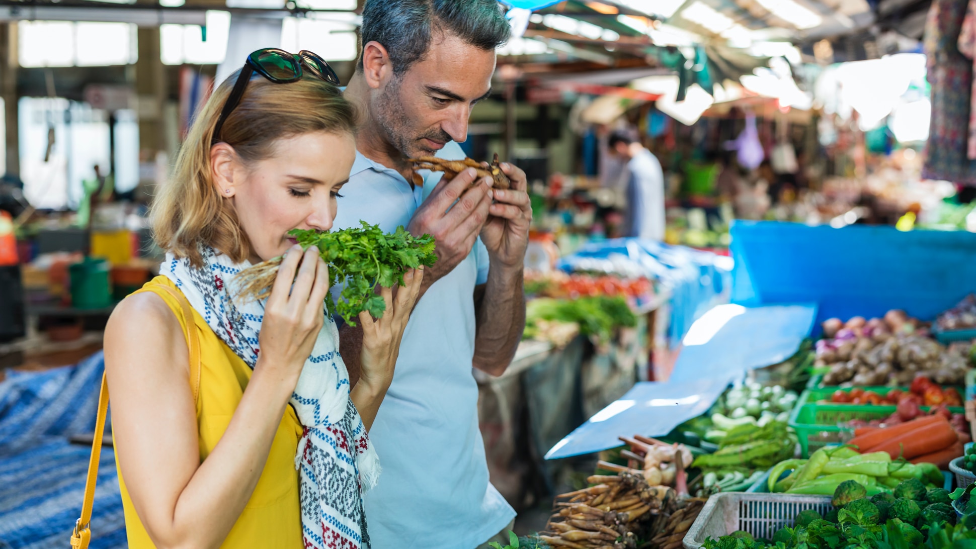 Mann und Frau sind auf einem Markt