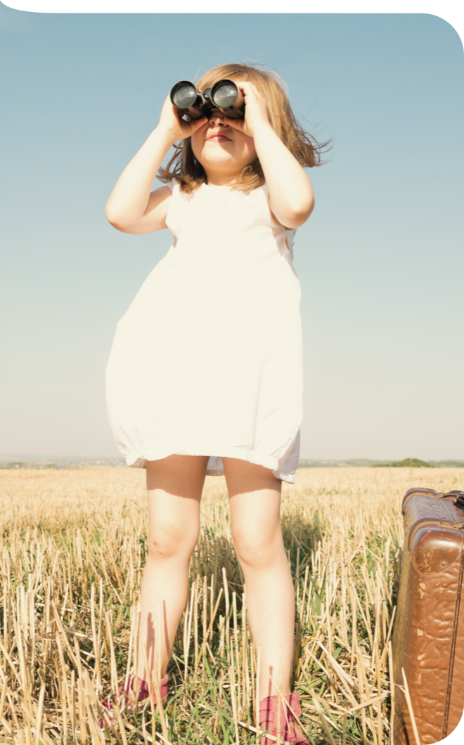 Mädchen schaut in die Ferne