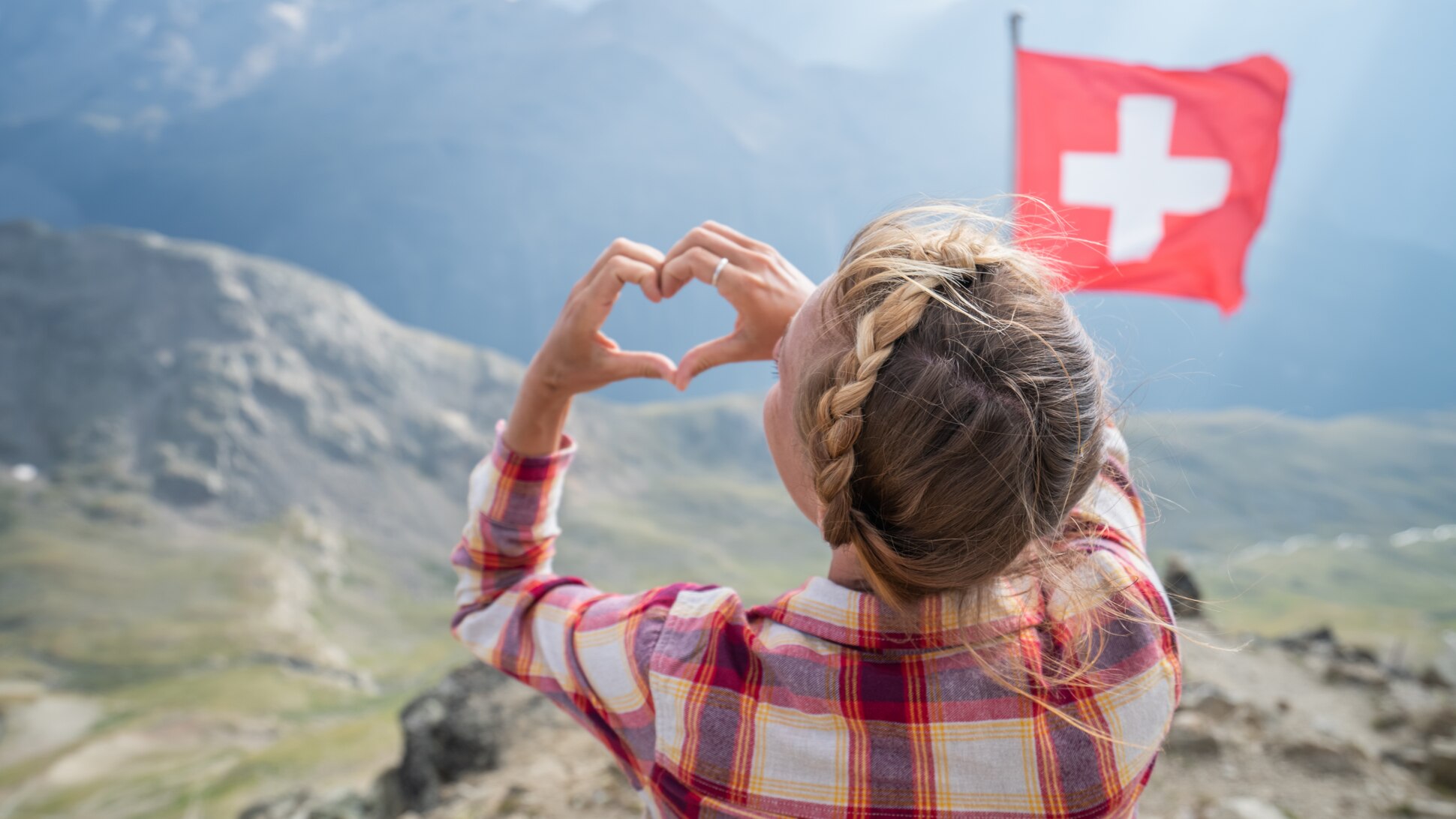 Mädchen zeigt ein Herz mit der Hand