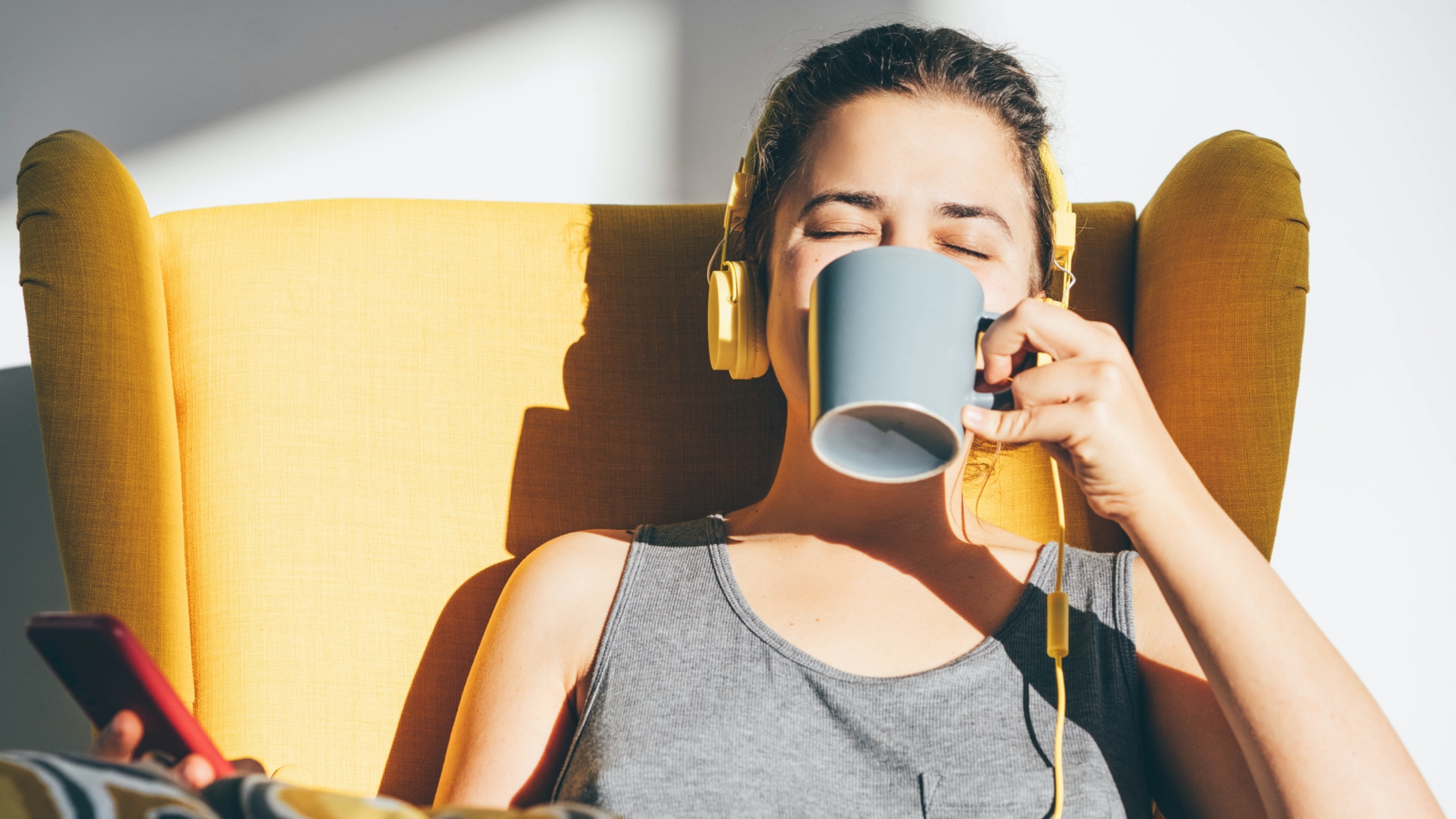 Frau genießt Kaffee