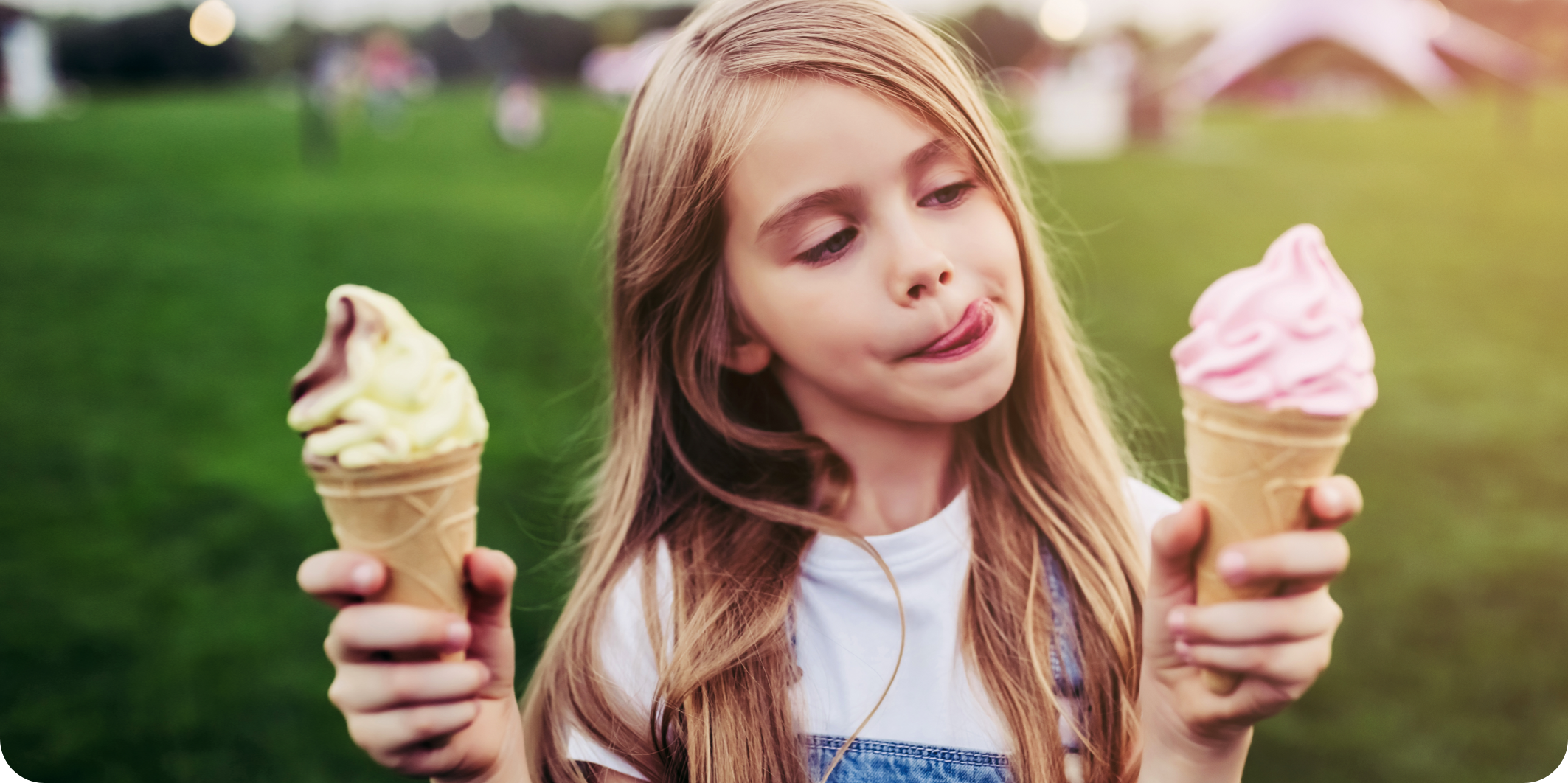 Kind mit Eis in der Hand