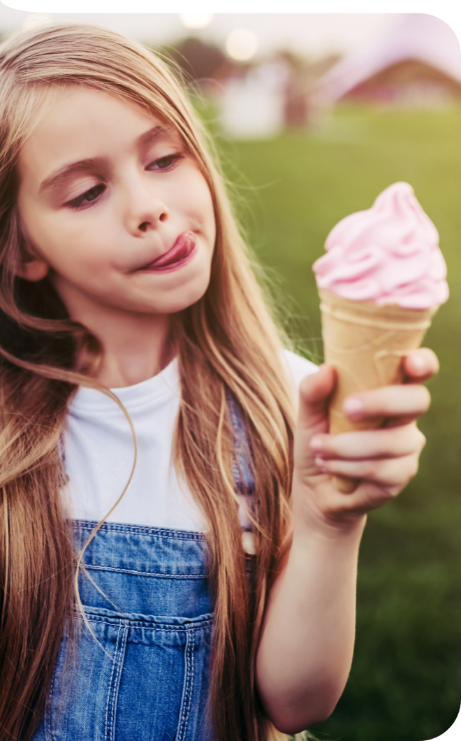 Kind mit Eis in der Hand