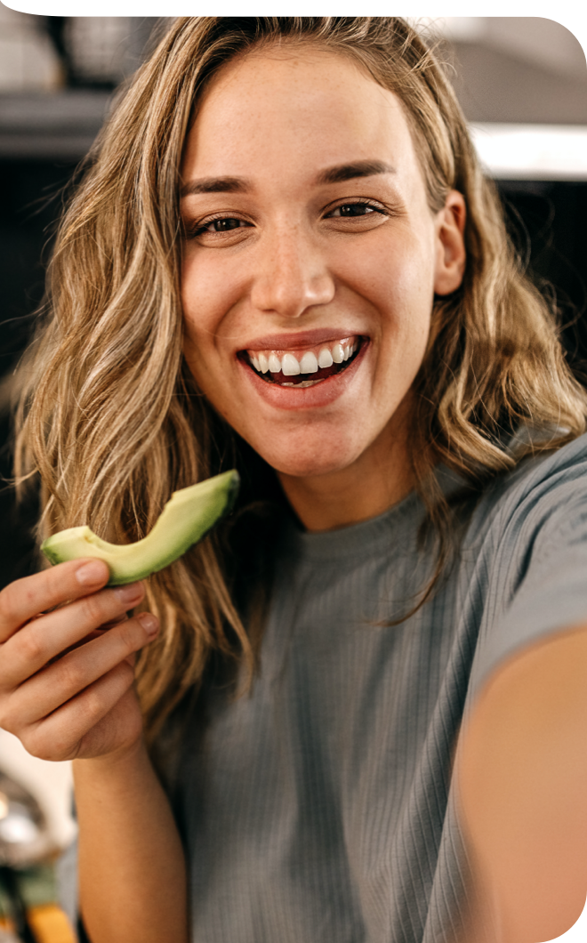 Frau mit Avocado in der Hand