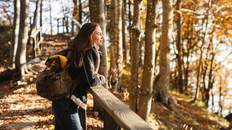 Frau wandert im Herbst