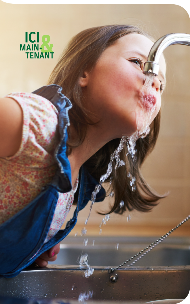 Mädchen trinkt an Wasserhahn