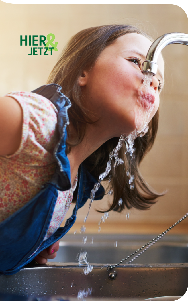 Kind trinkt aus dem Wasserhahn
