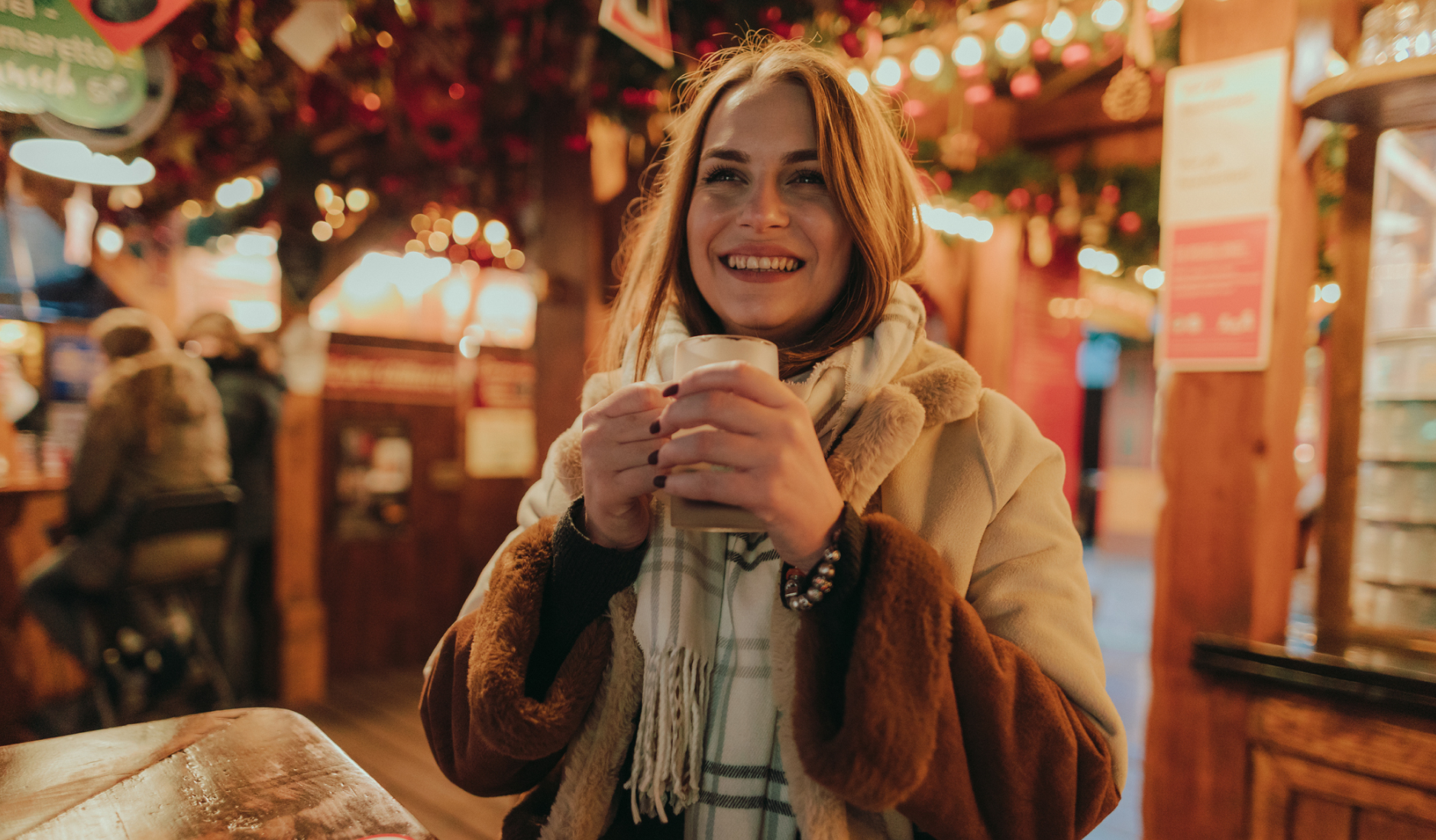 Frau auf einem Weihnachtsmarkt