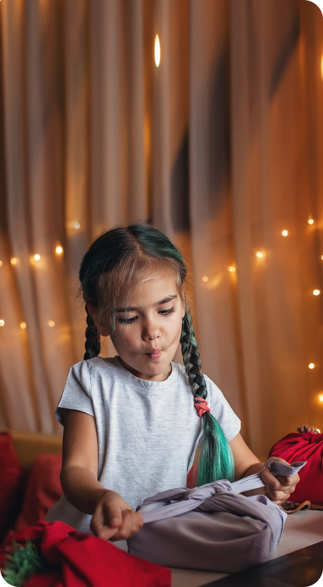 Mädchen packt Geschenke ein