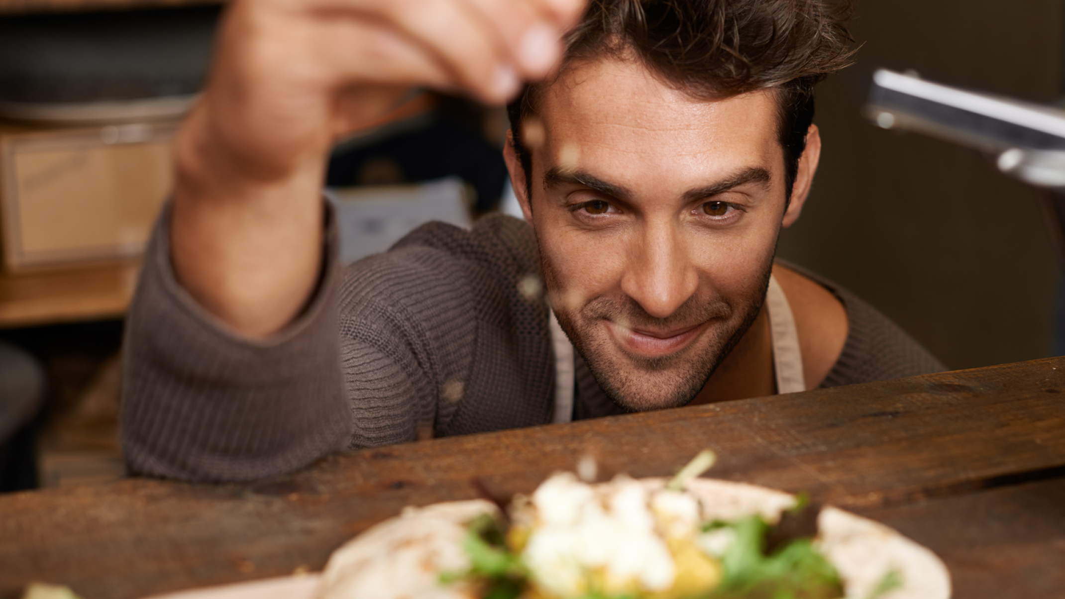 Dein_Veganuary_mit_Ankerkraut.png Mann würzt Essen