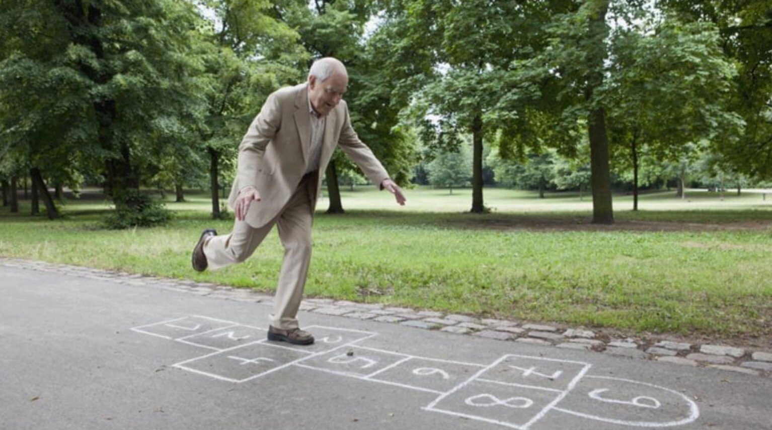 Mann springt über Zahlen