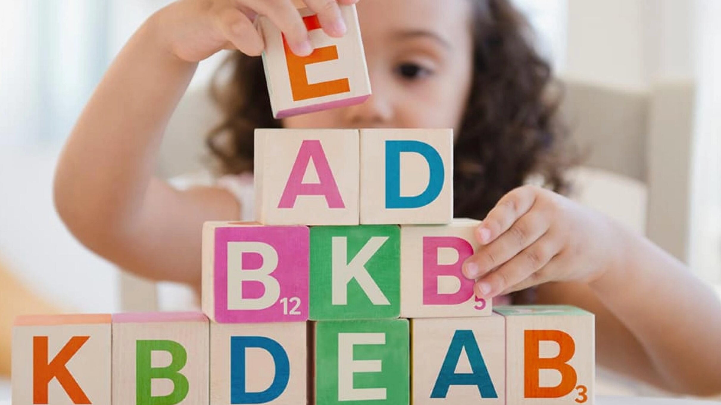 Kind spielt mit Bauklötzchen