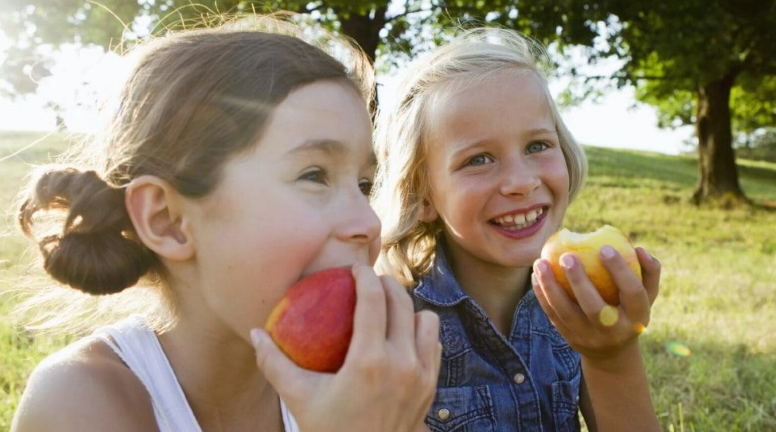 Kinder essen einen Apfel