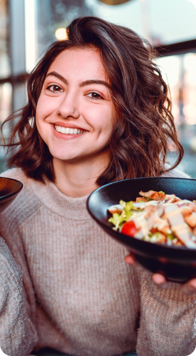Frau mit gesundem Essen in der Hand