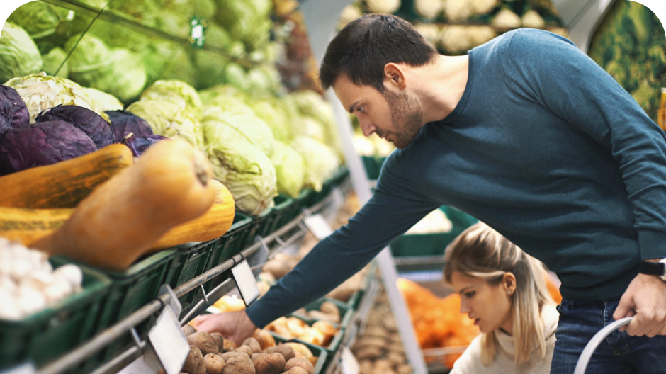 Mann kauft gesund ein