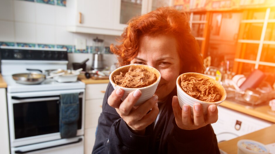 Frau mit Mousse au Chocolat