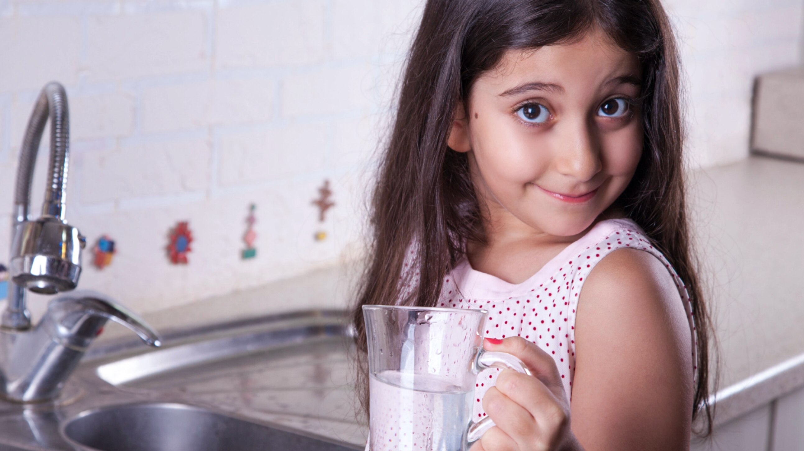 L'enfant boit de l'eau