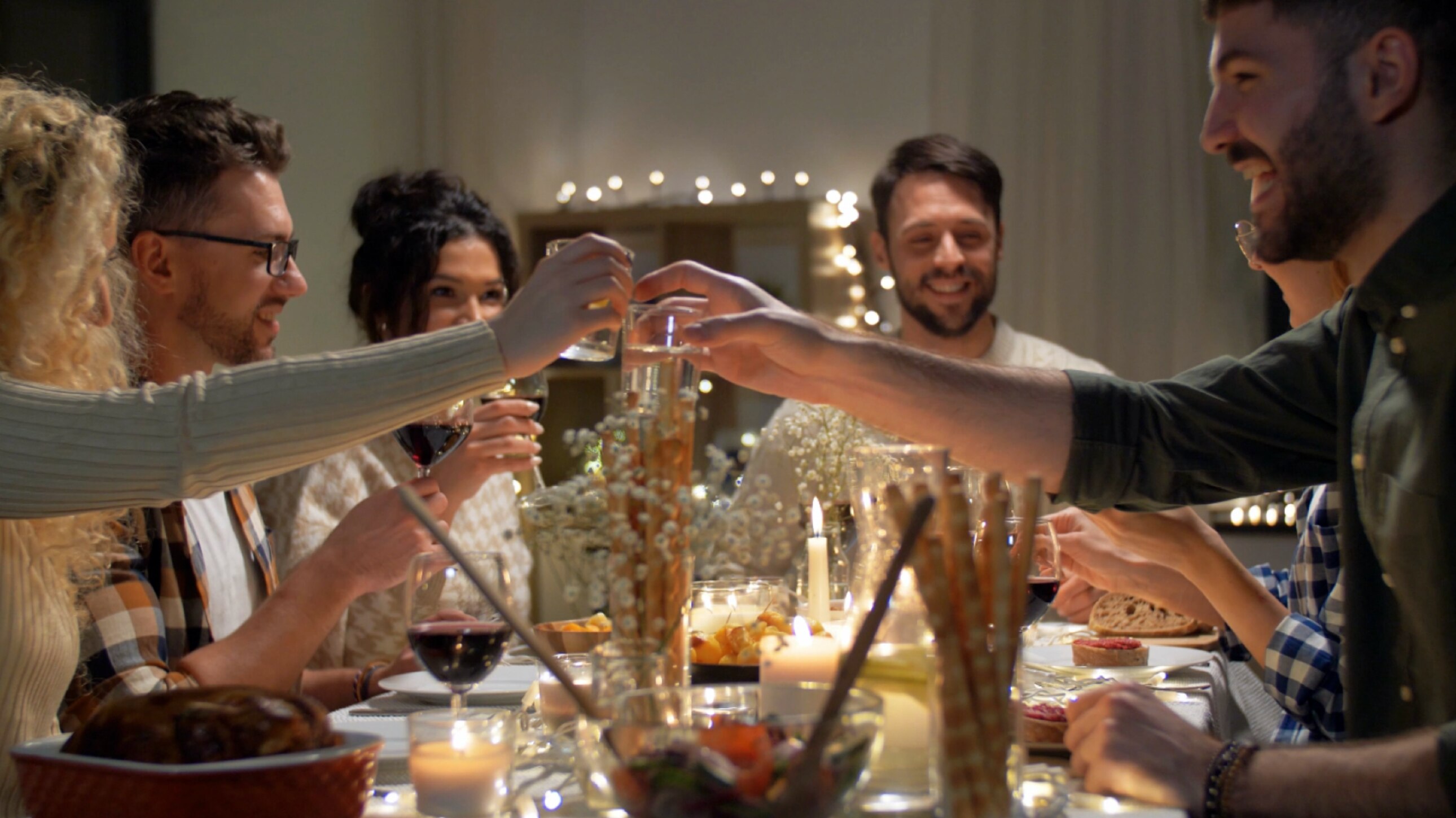 Des amis se retrouvent à table