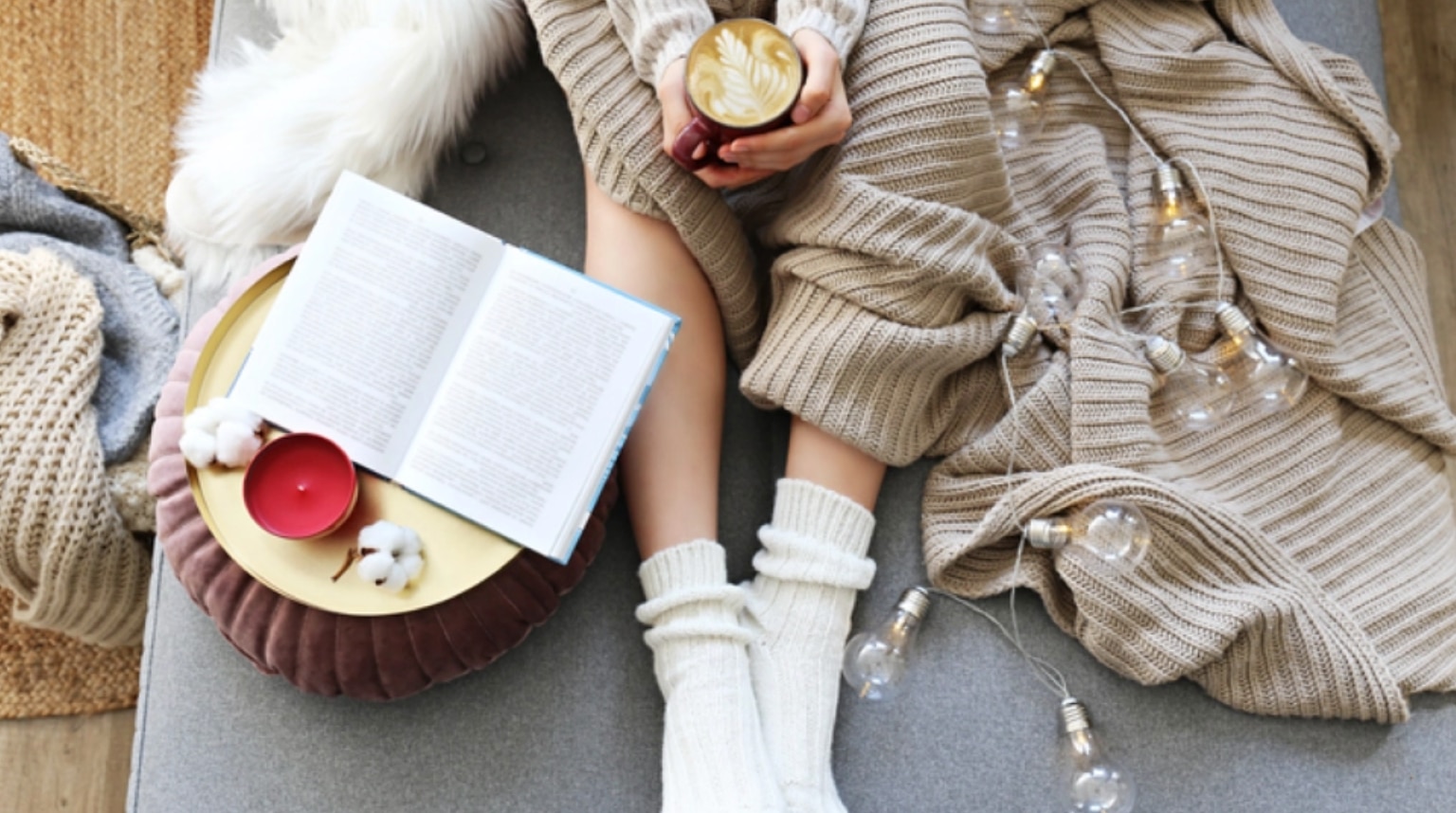 Frau entspannt auf dem Sofa