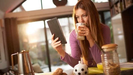 Frau schaut in in Tablet