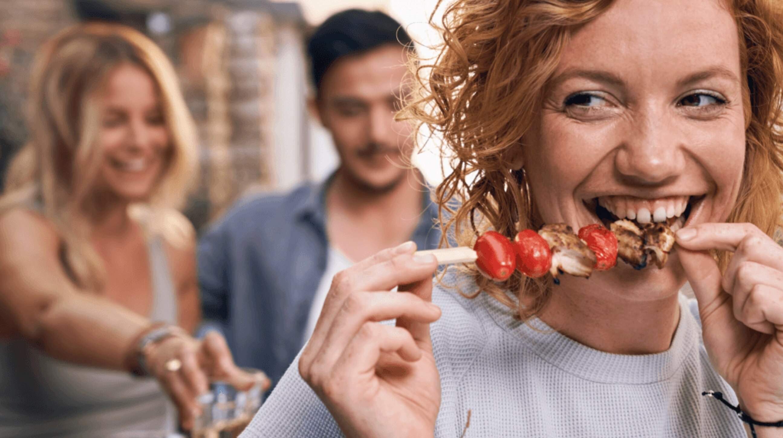 femme mangeant des grillades
