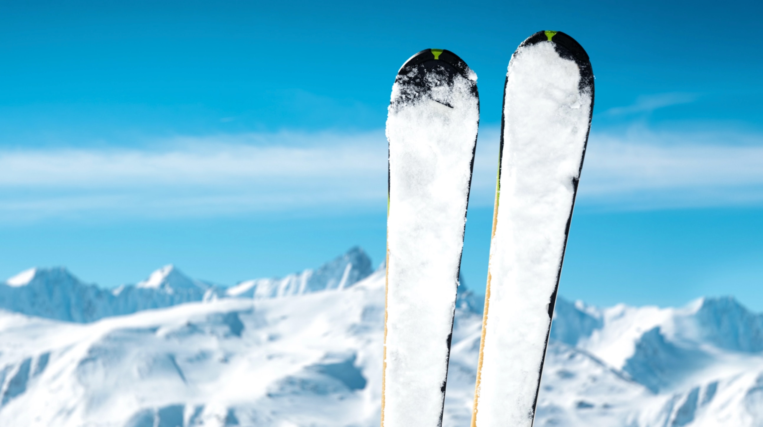 des skis qui s'enfoncent dans la neige