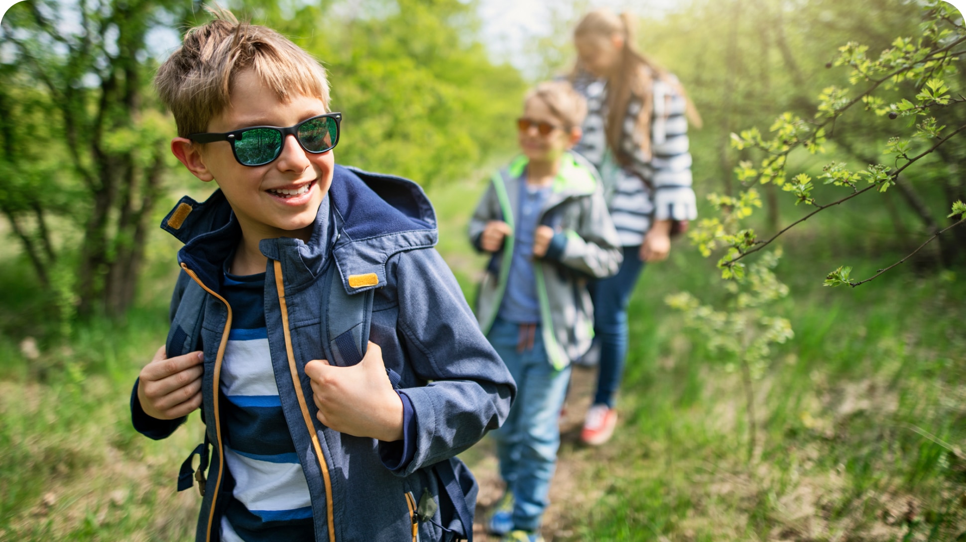 Famille en excursion dans la nature