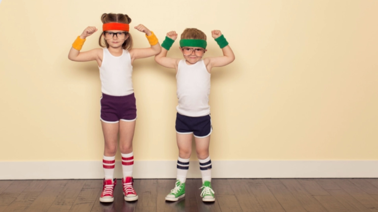 2 Kinder die sich stark fühlen