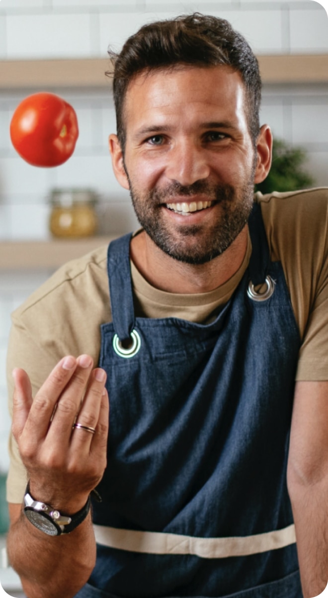 homme dans la cuisine avec des légumes