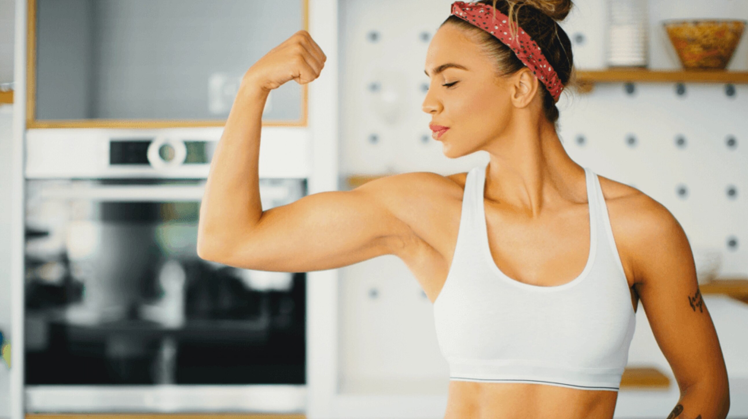 une femme montre ses muscles