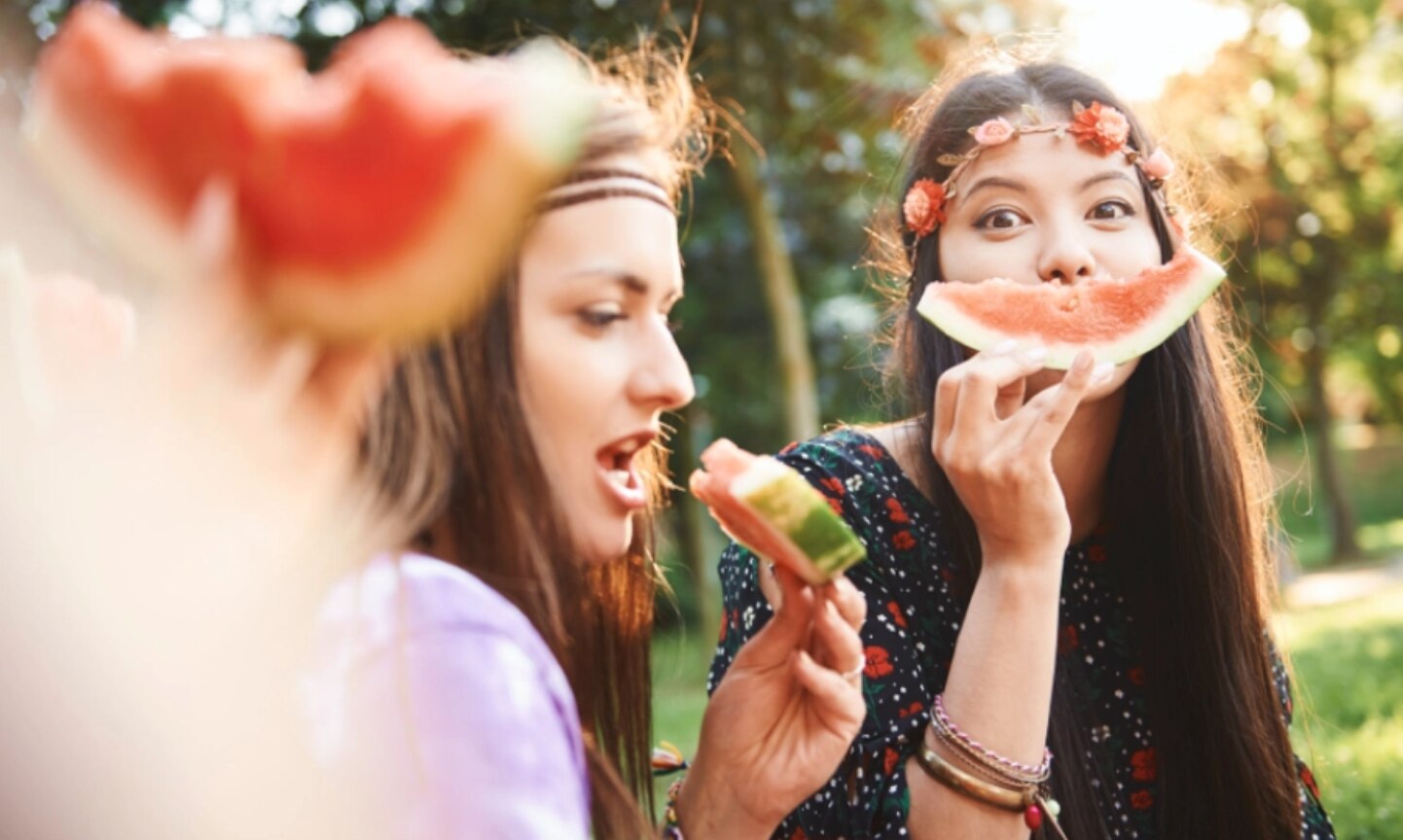 Frauen essen eine Wassermelone
