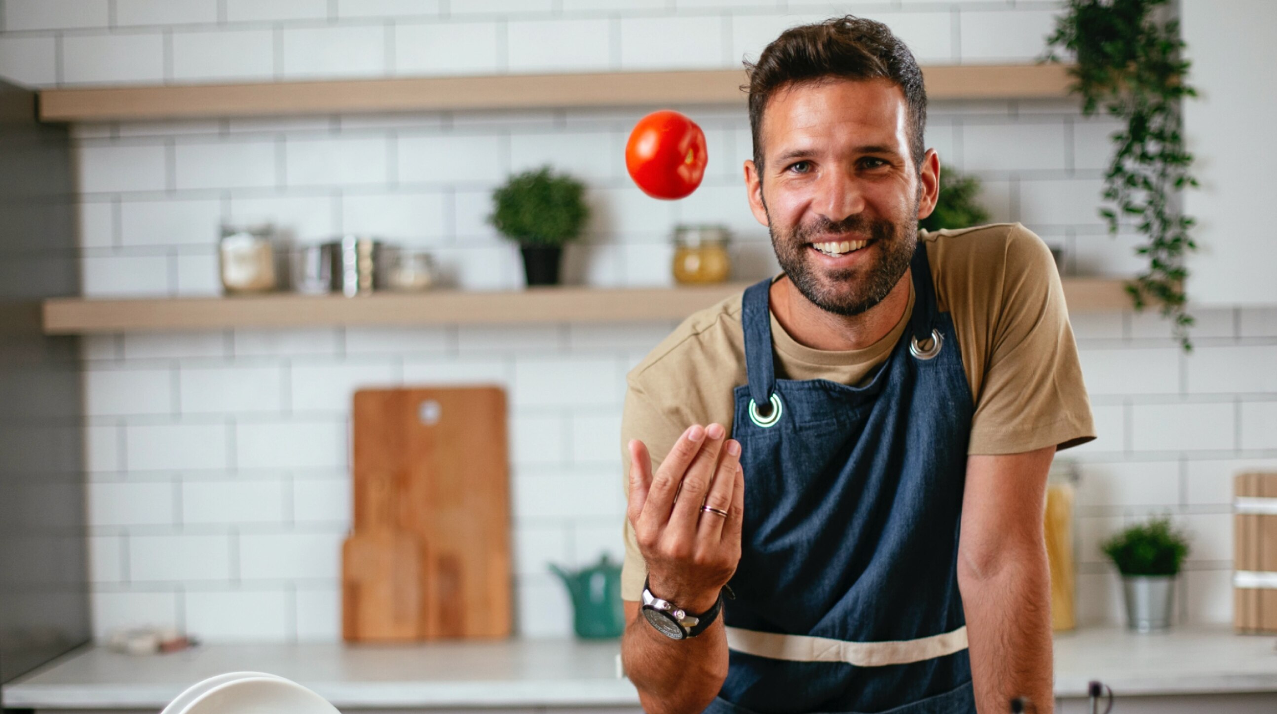 Mann in der Küche mit Gemüse