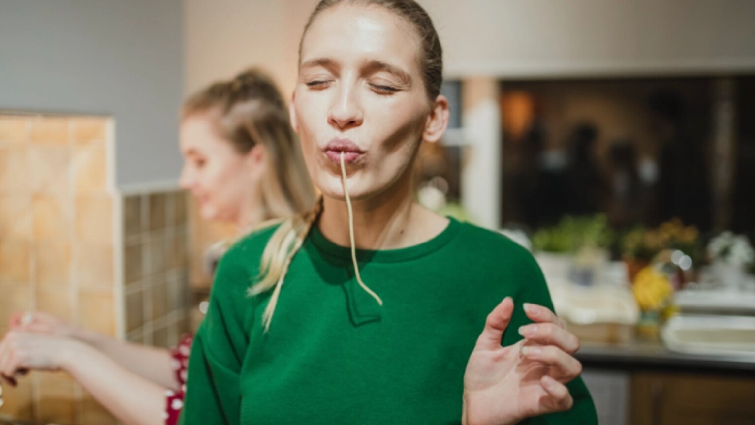 Une femme mange une nouille