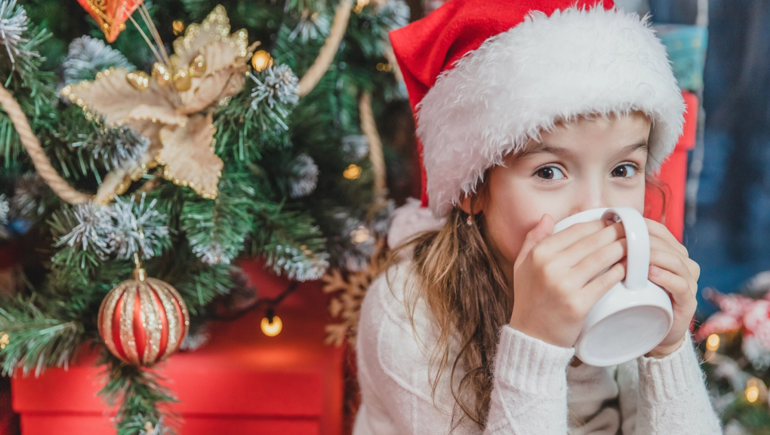 Enfant buvant un chocolat chaud