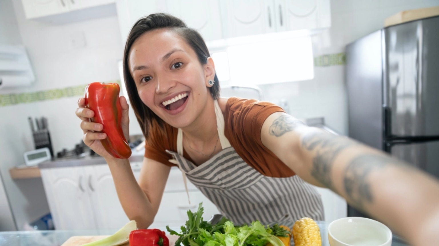 femme dans la cuisine avec des légumes