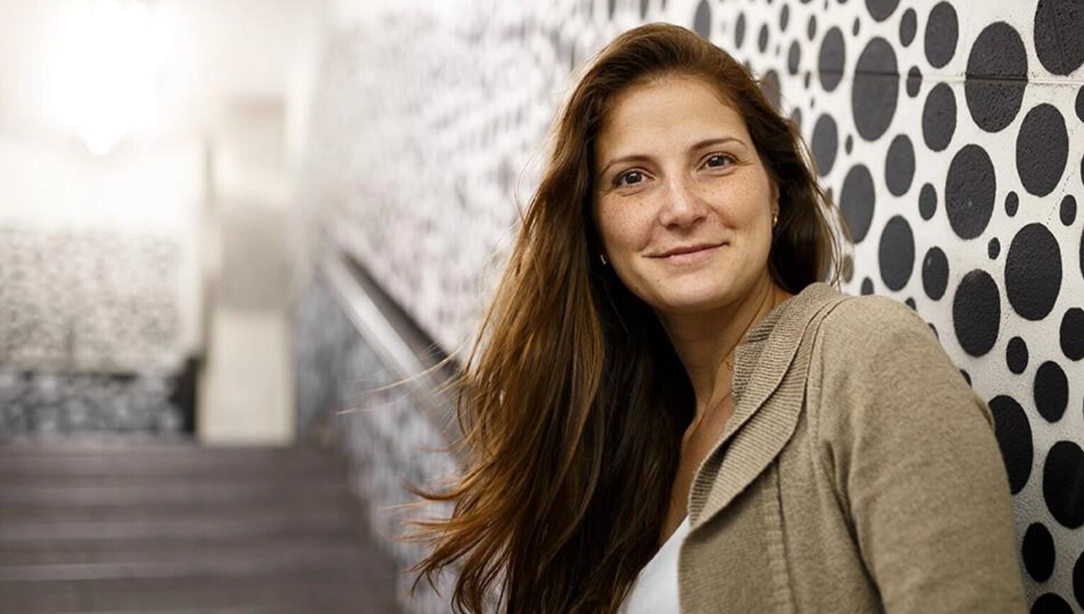 Frau sitzt auf einer Treppe