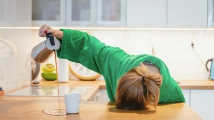 Junge gießt müde Kaffee in die Tasse