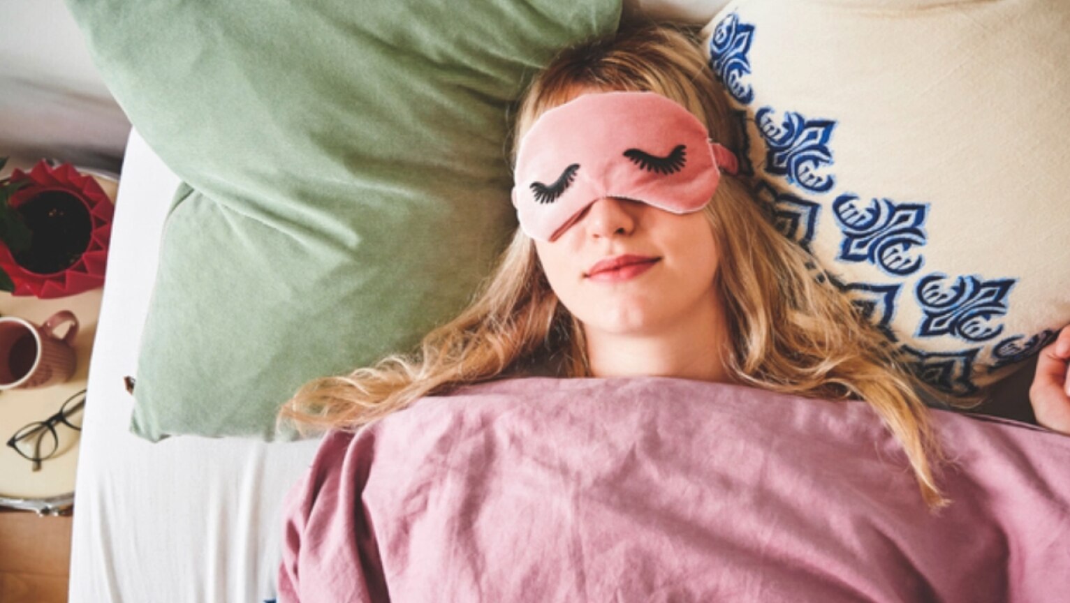 Une femme dort dans son lit