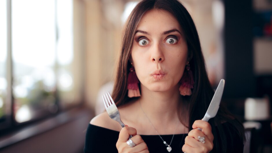 Frau mit Messer und Gabel