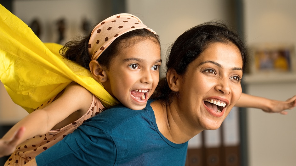 Mutter mit Kind auf dem Rücken