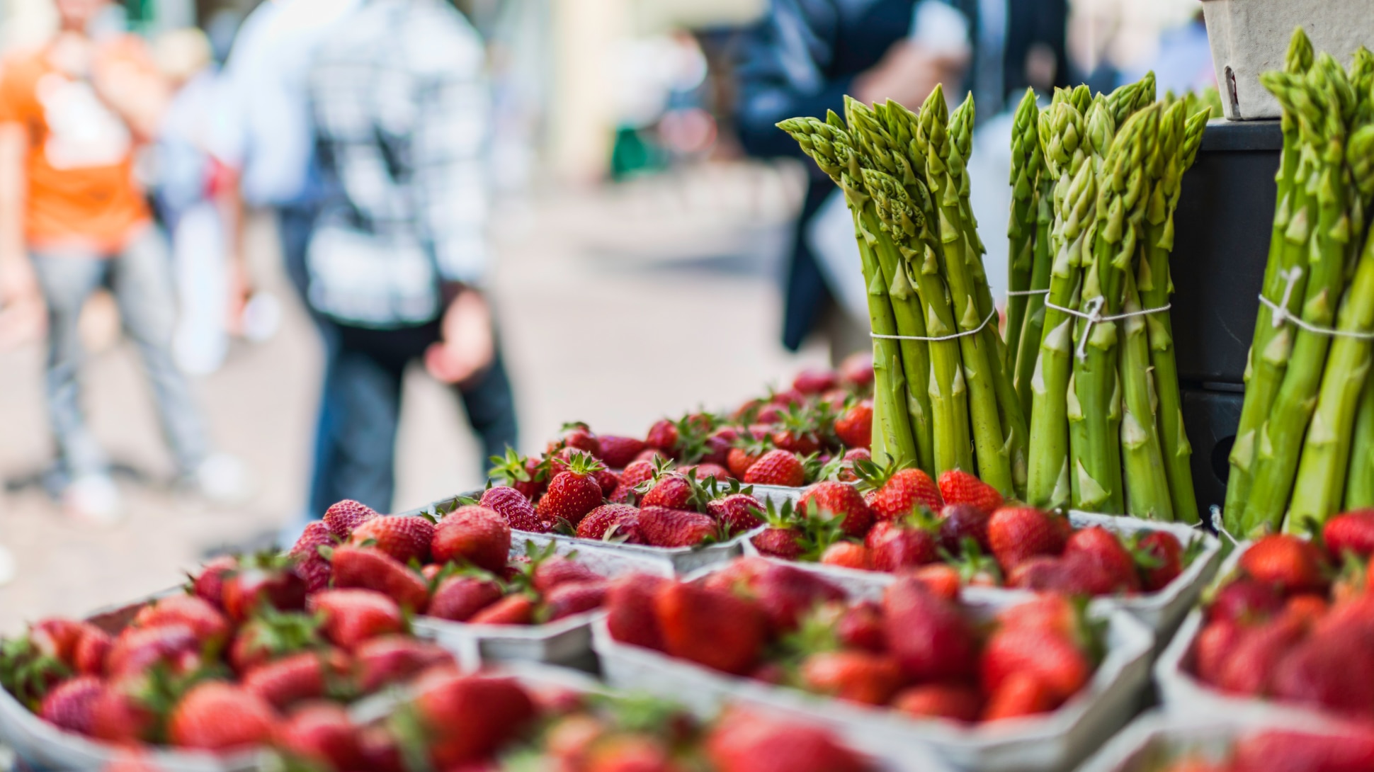 Spargel und Erdbeeren auf einem Wochenmarkt