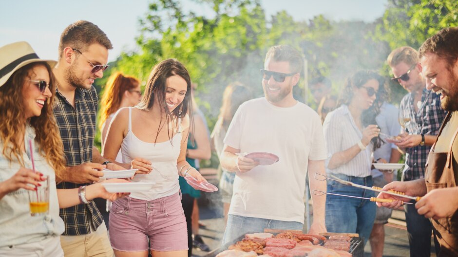 Freunde grillen zusammen